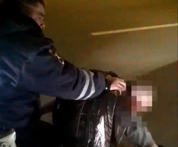 Пьяный пассажир иномарки устроил драку с полицейскими в Ставрополе. Видео